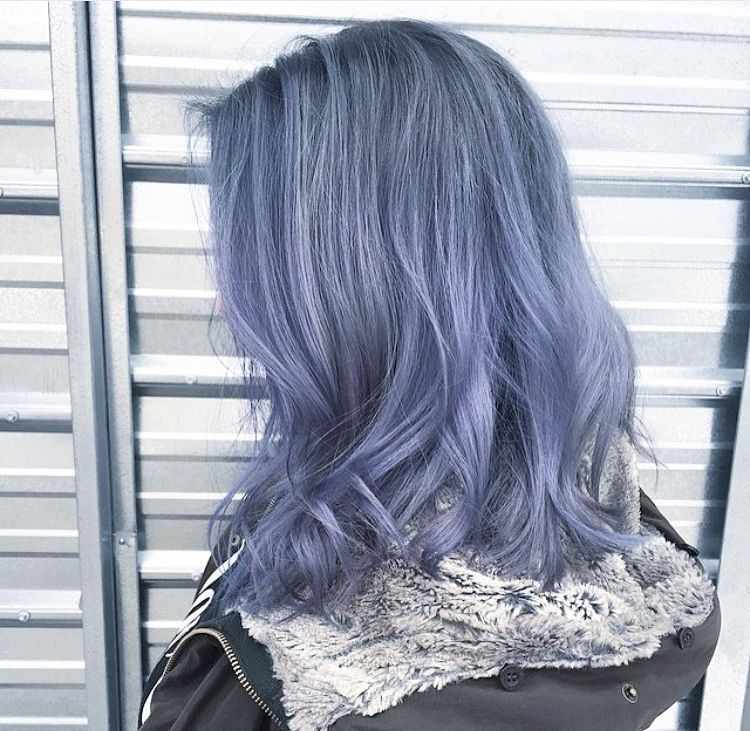 Красивое окрашивание волос в пепельный цвет с синими прядями
