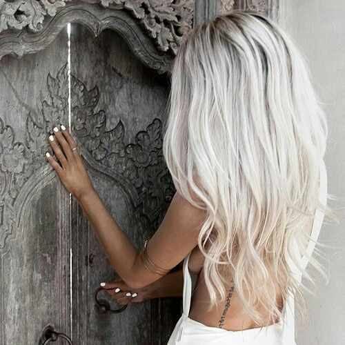 Красивые волосы светлого блонда с серебристым оттенком
