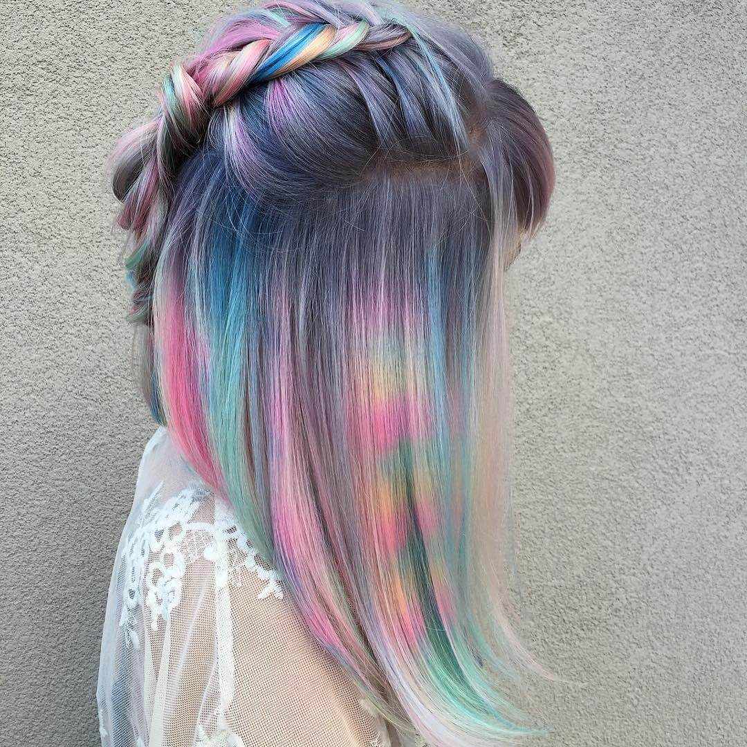 серебристое окрашивание волос фэнтези с пастельными разноцветными прядями