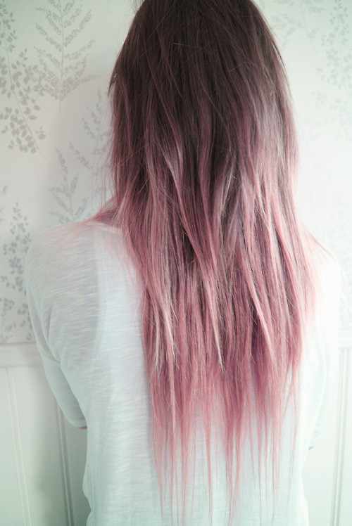 Фото серого окрашивания волос с розовыми прядями