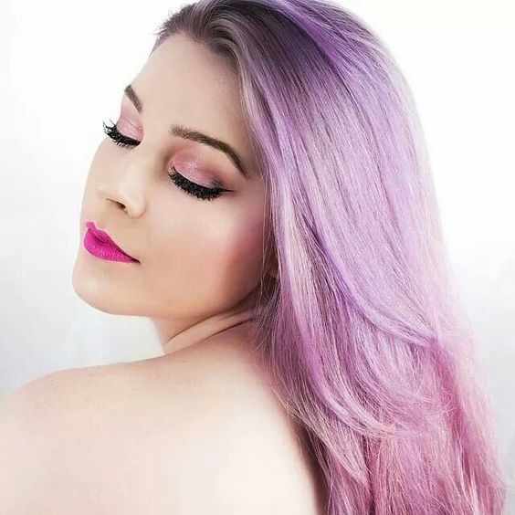 Красивый фиолетовый цвет волос с темными корнями основа серый цвет