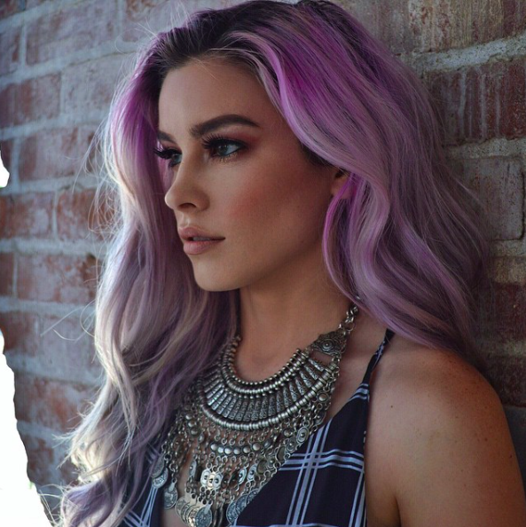 Красивые фиолетовые волосы с серебристыми оттенками
