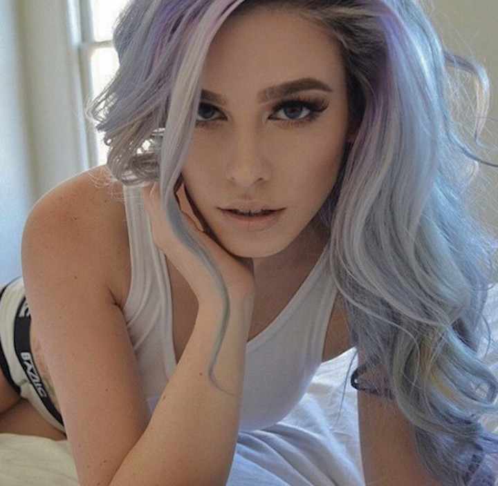 Красивые серые волосы с фиолетовым оттенком 