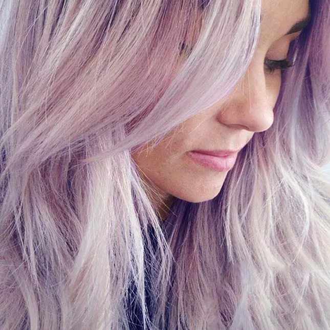 Фиолетовые волосы с серым оттенком 