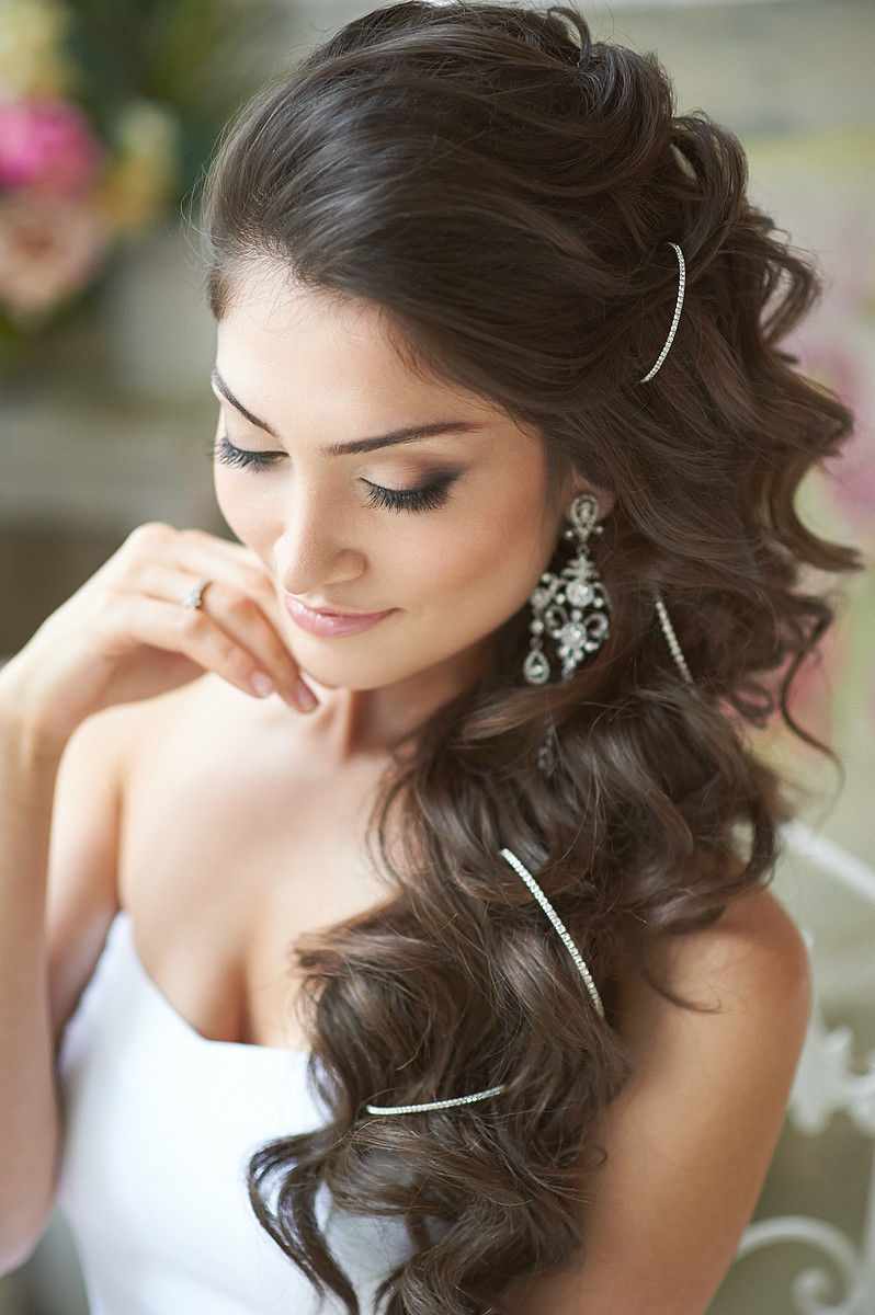 Прическа для невесты на длинные волосы на бок