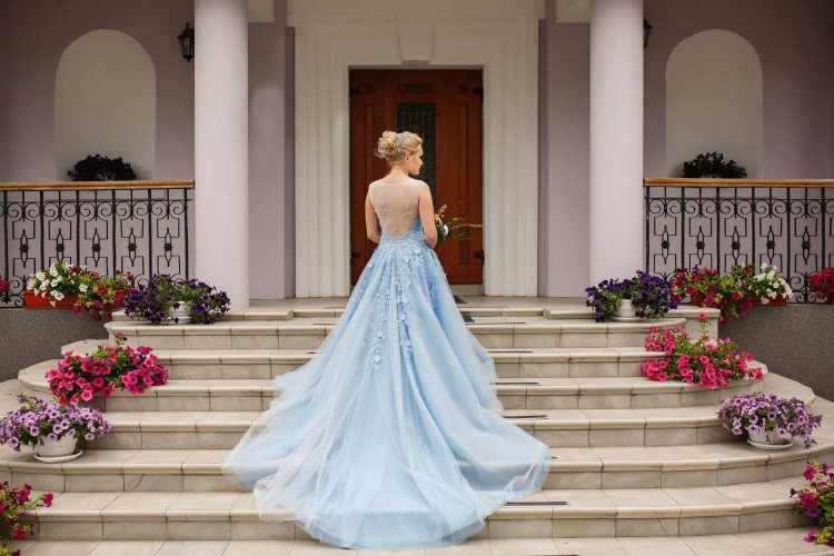 Невеста в голубом свадебном платье