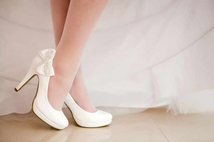 Неудобные белые туфли - не лучший вариант для свадьбы