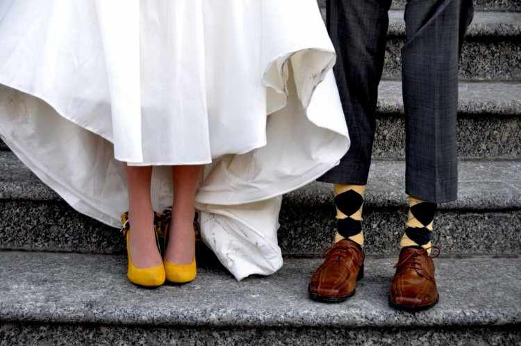 Яркие туфли - отличный выбор для свадебного образа