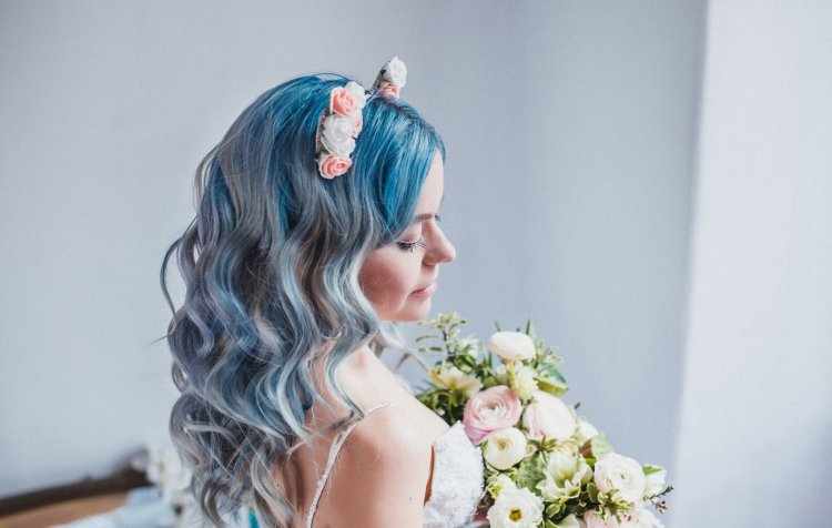 Невеста с яркими волосами