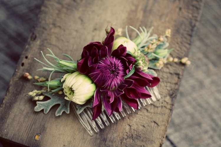 Живые цветы для свадебного гребня