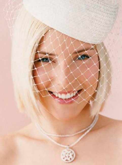 Шляпка в украшении свадебной прически