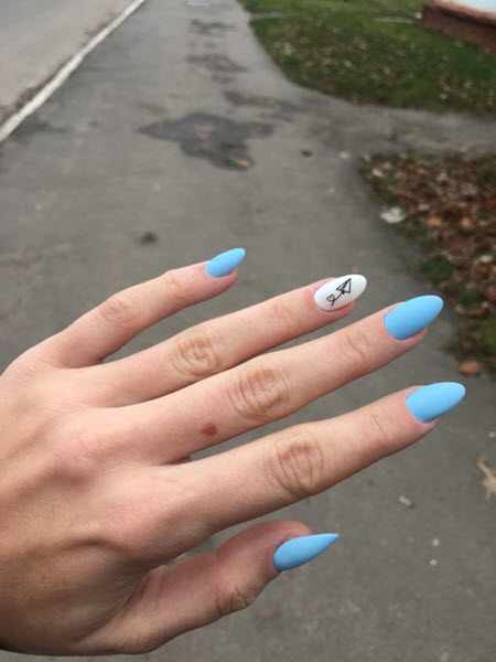 Фото голубого маникюра на длинные миндалевидные ногти