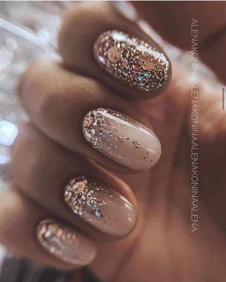 Фото дизайна ногтей с золотом на короткие ногти
