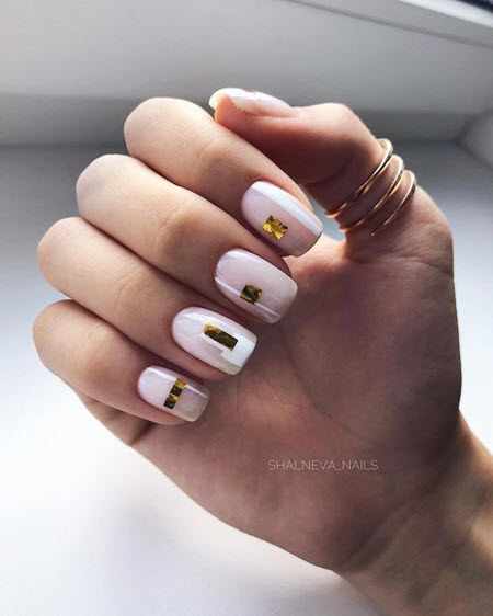 Фото дизайна ногтей с золотом на короткие ногти