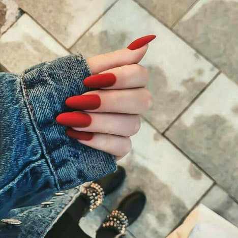 Красный маникюр на миндалевидные ногти