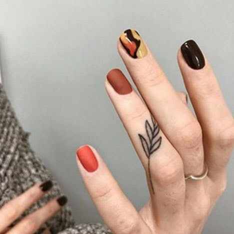 Интересный дизайн ногтей в темных тонах