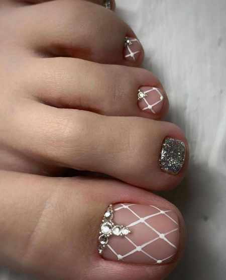 Дизайн ногтей на ногах с камнями